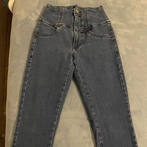 High waisted skinny jeans from guess that make you SNATCHED